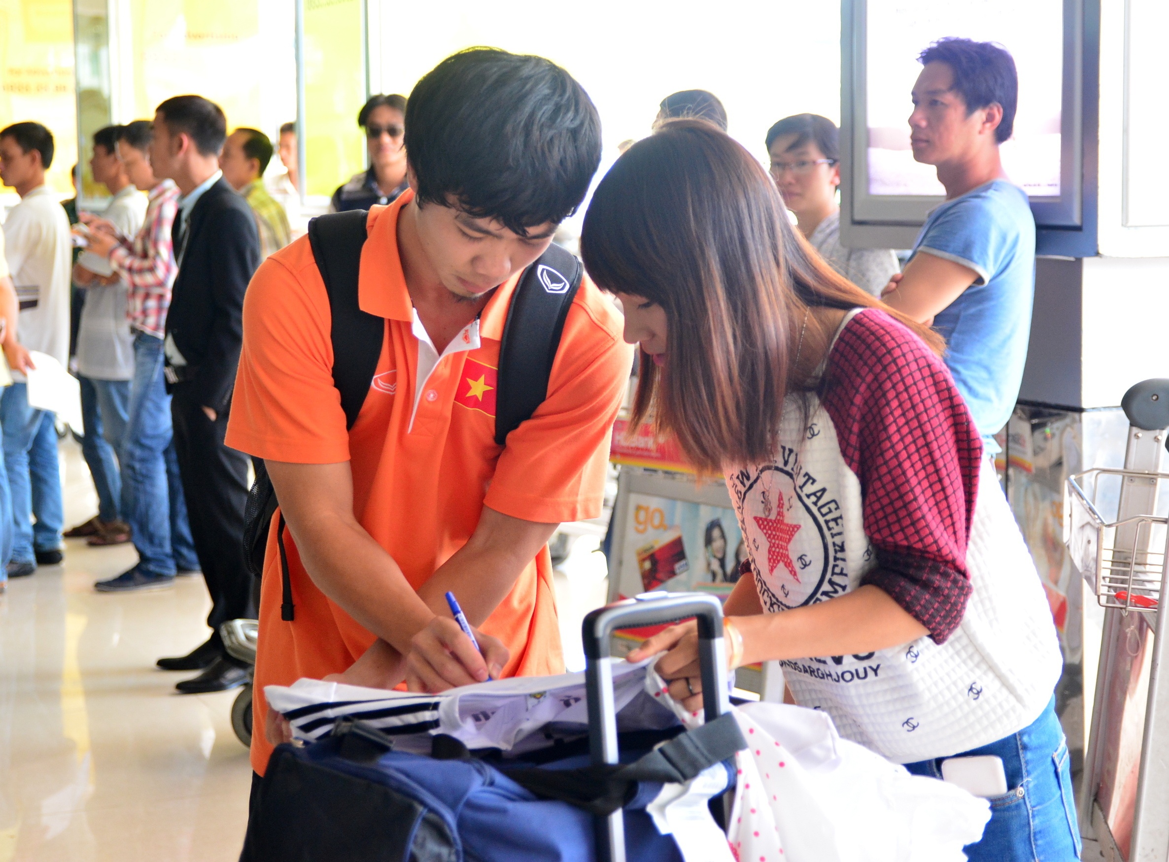 Fan nu xin chu ky Cong Phuong tai san bay hinh anh