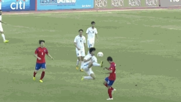 Cau thu Olympic Uzbekistan dap bong nhu Nigel de Jong. hinh anh