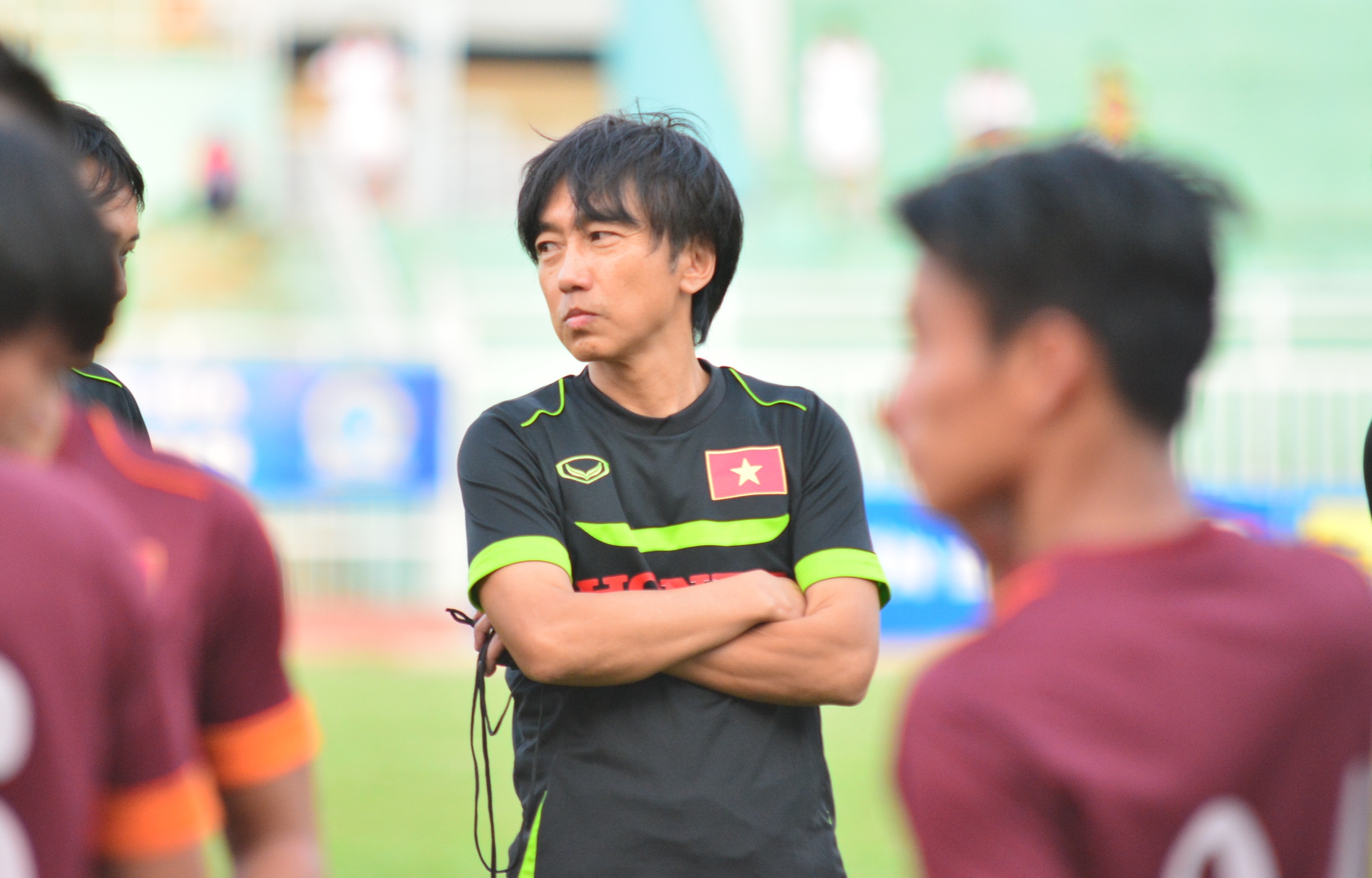 Nét ưu tư thể hiện rõ trên khuôn mặt HLV Miura ngay khi ông đặt chân đến TP HCM.