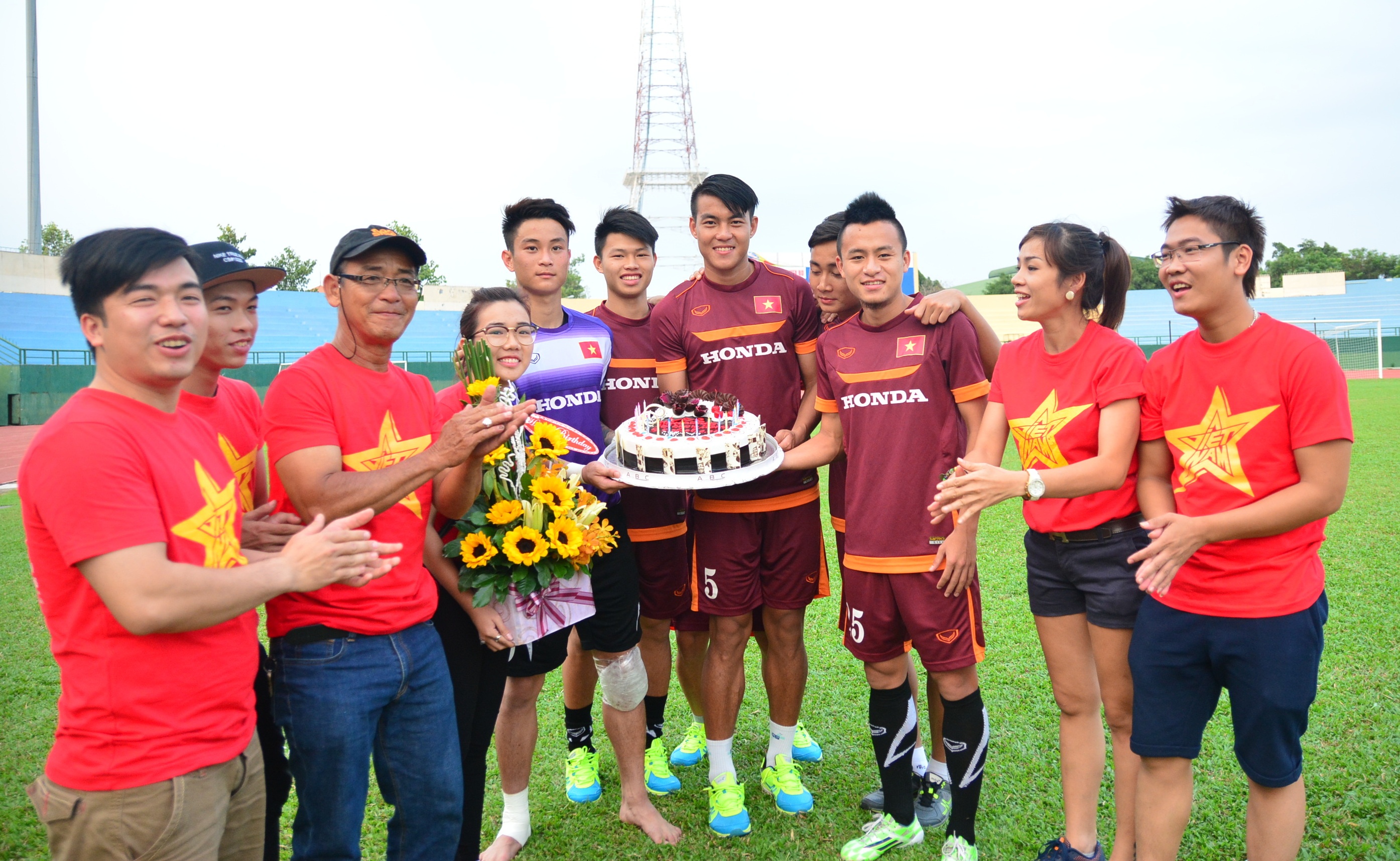 Vo Huy Toan hanh phuc nhan banh sinh nhat tu fan hinh anh