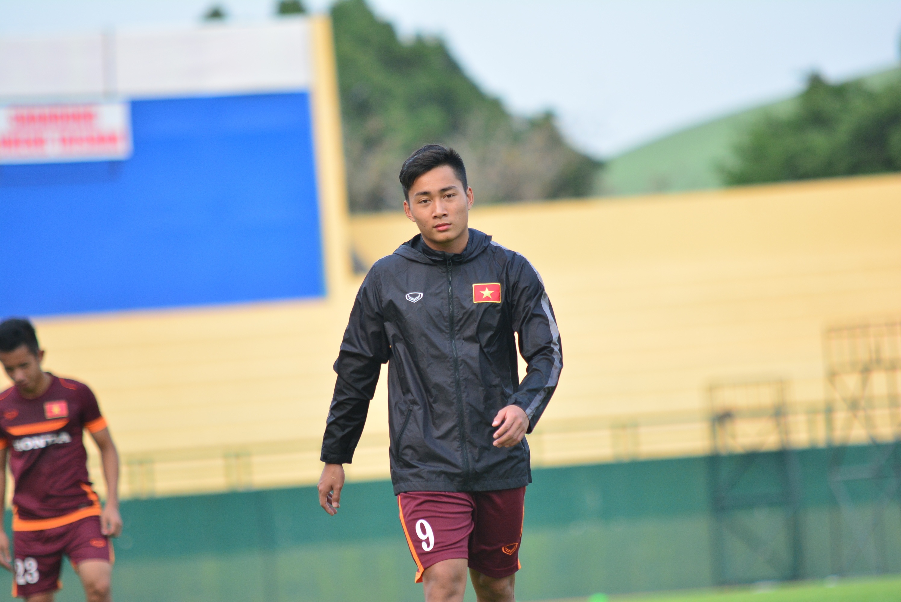 Hồ Tuấn Tài và Nguyễn Phong Hồng Duy (phía sau) nhiều khả năng chia tay đội Olympic do chấn thương.