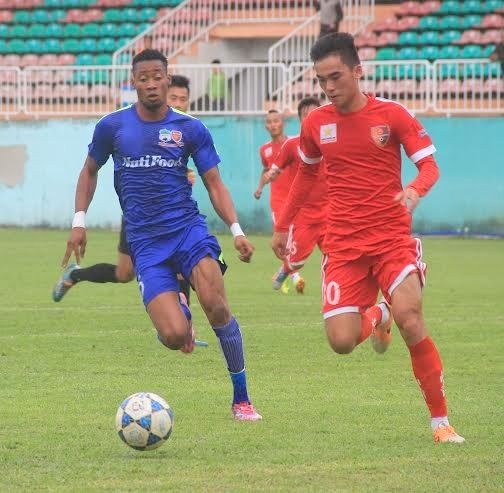 HAGL (áo xanh) đang đứng thứ 10 tại V.League. Vì thế, họ rất tích cực rèn quân để tìm kiếm kết quả tích cực ở giai đoạn còn lại của V.League.