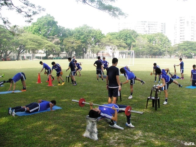 Olympic Nhat Ban sang Malaysia som de tap hit dat, day ta hinh anh