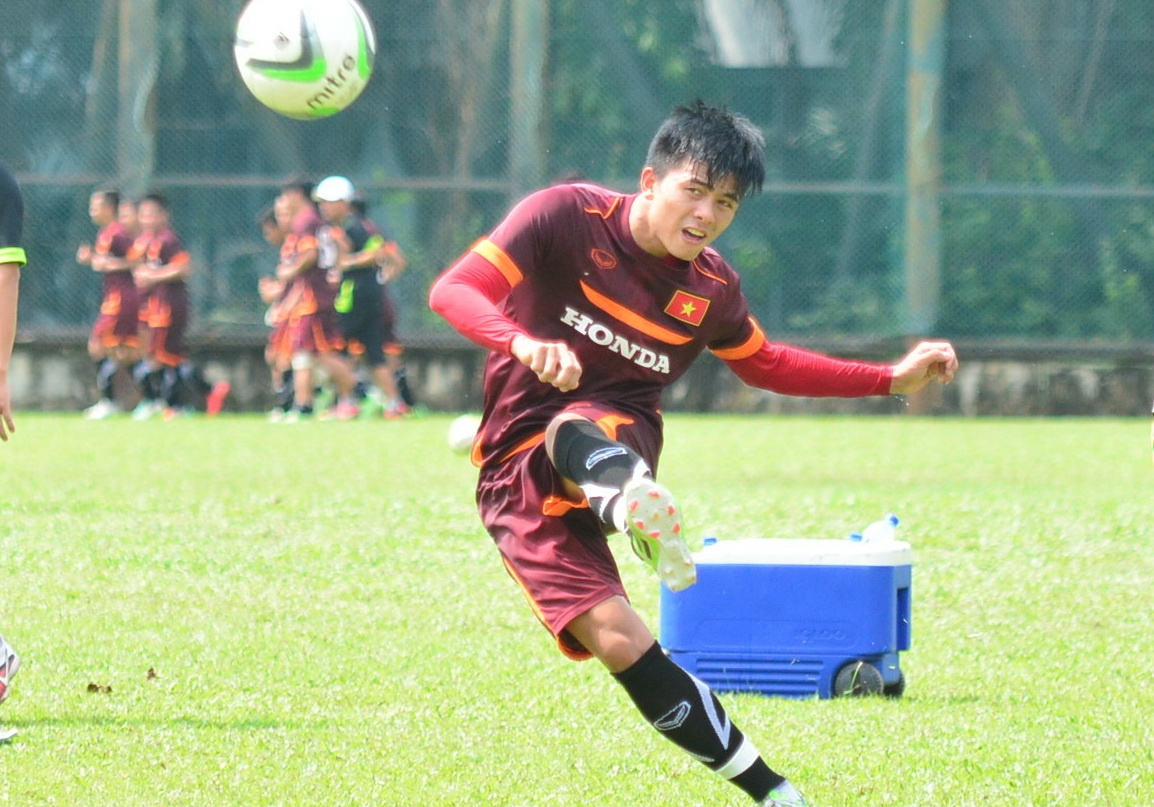 HLV Miura luyen da phat cho Cong Phuong va Manh Hung hinh anh