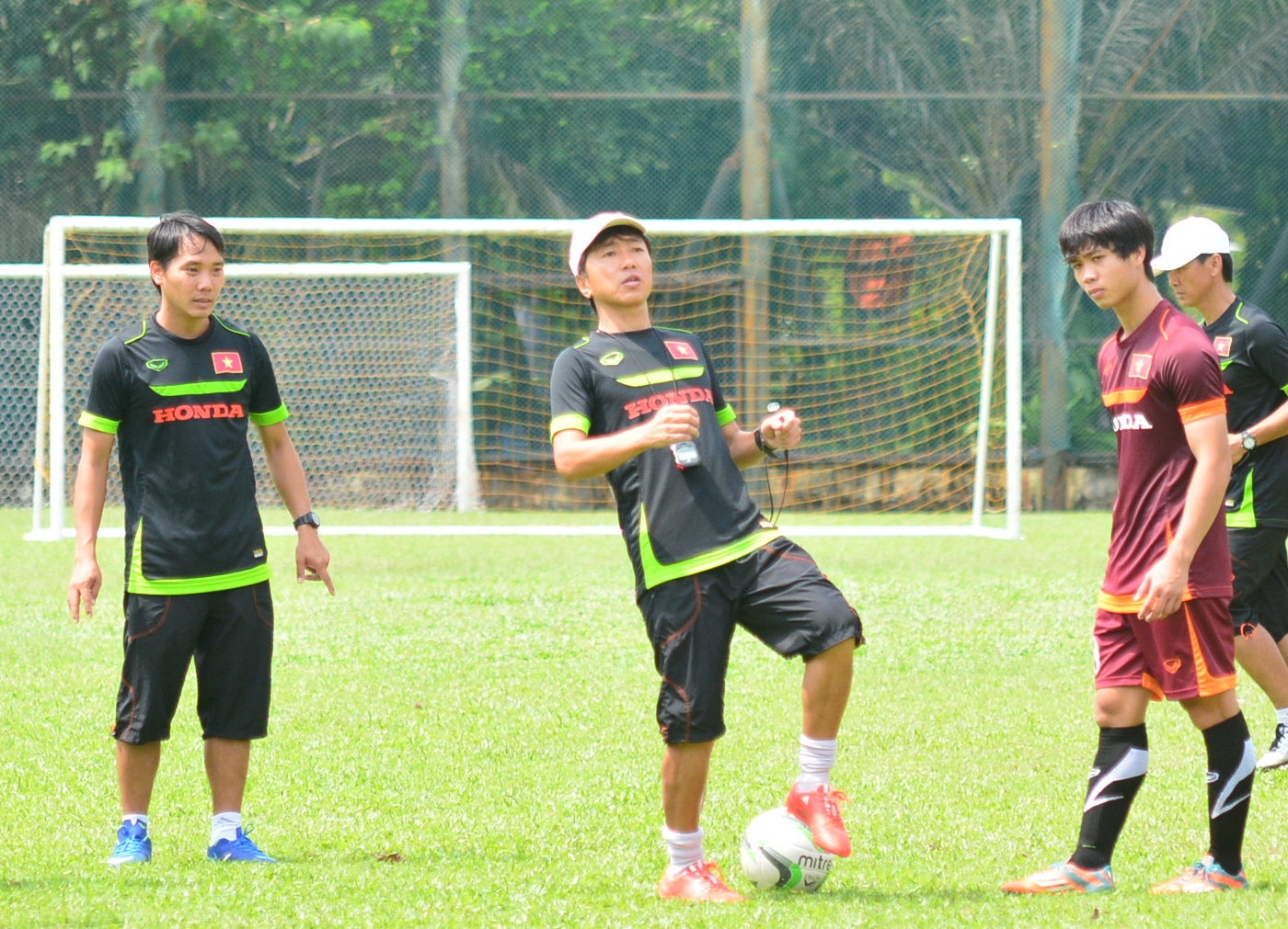 HLV Miura: ‘Toi khong co ap luc, khong ngai Malaysia’ hinh anh