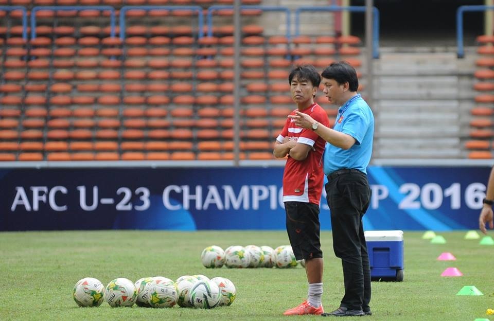 Ông Lê Hoài Anh có những trao đổi với HLV Miura trong buổi tập cuối cùng của đội vào tối 26/3.