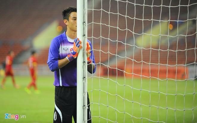 Thủ môn Nguyễn Hoài Anh khá hạn chế ở những tình huống ra vào và và bắt bóng bổng.