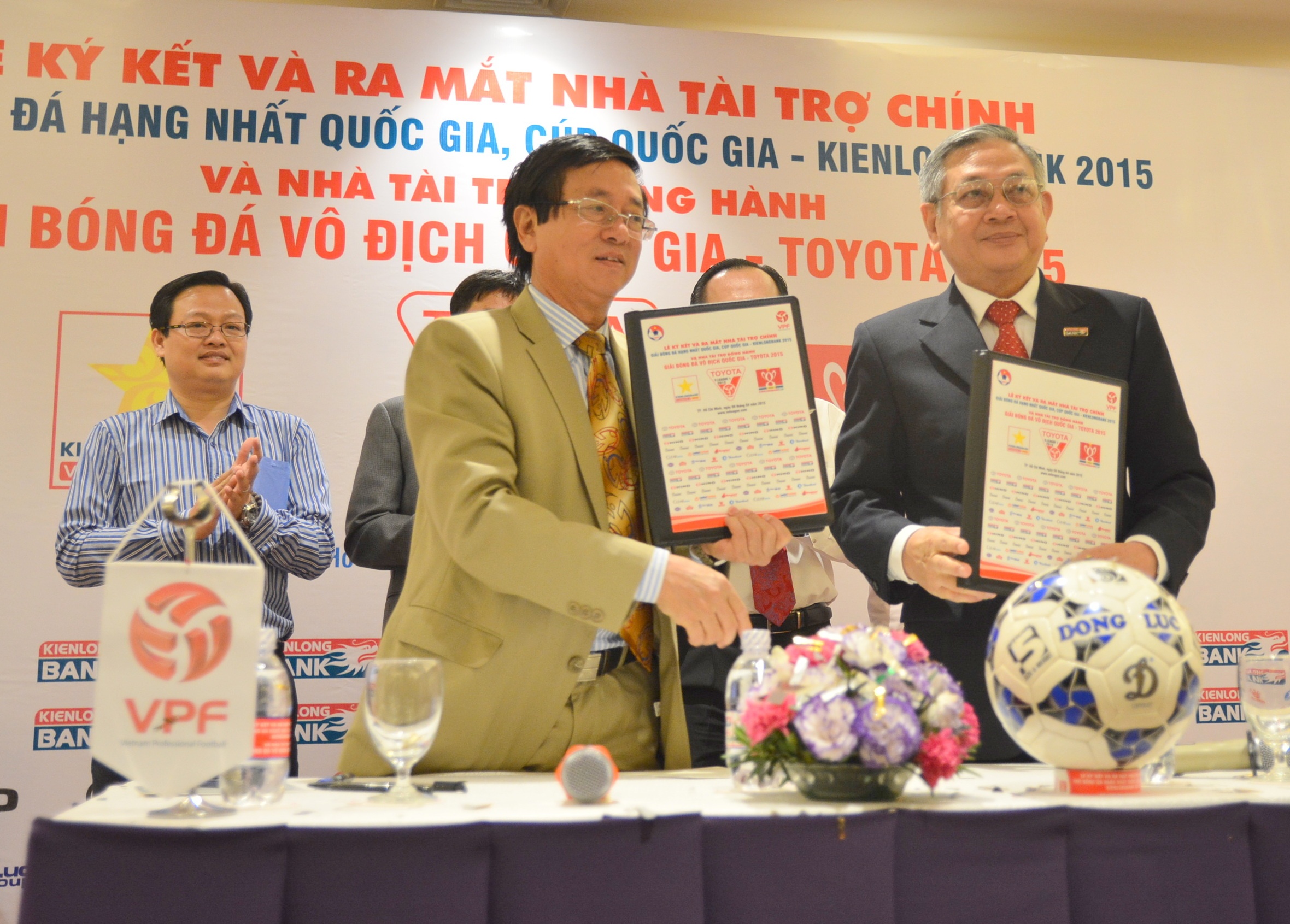 Doi vo dich Cup quoc gia, hang nhat nhan mot ty dong hinh anh