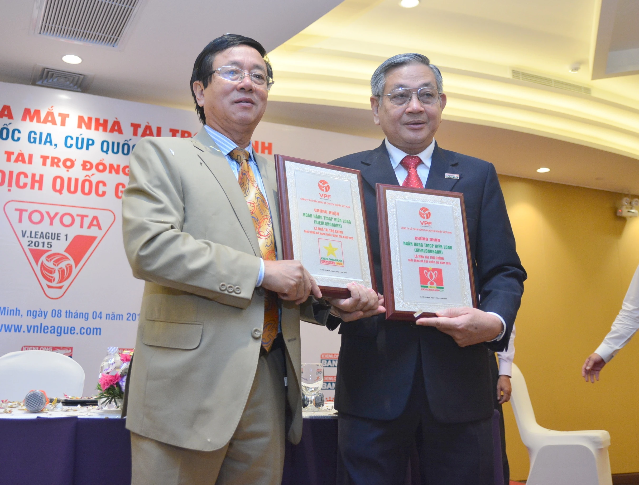 Tổng giám đốc VPF Phạm Ngọc Viễn (trái) trong lễ ký kết với nhà tài trợ chính của Cup quốc gia và giải hạng nhất.