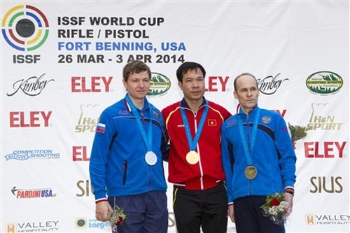 Hoàng Xuân Vinh (giữa) đoạt HCB nội dung 10 m súng ngắn hơi nam ở Cup thế giới năm ngoái. Ảnh: ISSF.
