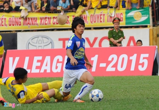 Công Phượng đang tỏ ra đơn độc trên hàng công của HAGL. Ảnh: Tùng Lê.