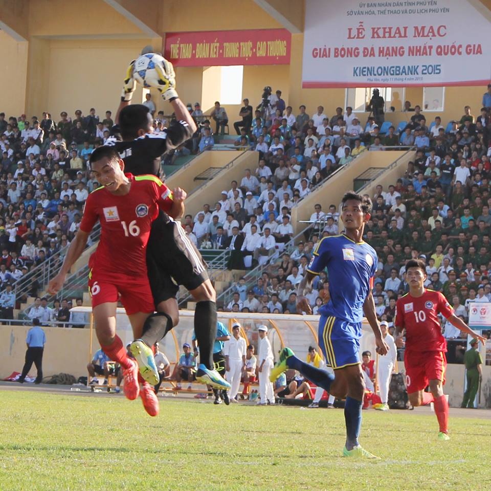 Phú Yên (áo đỏ) là cầu thủ của đội Năng khiếu HAGL. Ngoài ra đội cũng được tăng cường một số cầu thủ từng chơi V.League cho đội 1 HAGL như Thanh Tấn,