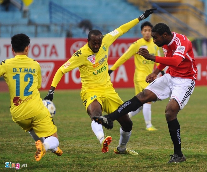 Đồng Nai (áo đỏ) là đội bóng chơi rất kém trên sân khách, thành tích toàn thua của họ ngang bằng với chính HAGL.