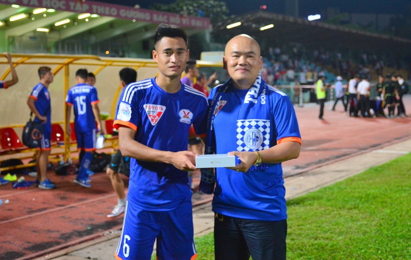 Ghi ban ha DTLA, Vu Minh Tuan nhan iPhone 6 Plus hinh anh