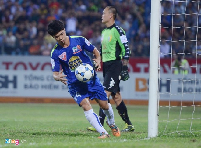 Công Phượng là điểm sáng hiếm hoi của HAGL mùa bóng năm nay, nhưng vẫn chưa giúp đội bóng cải thiện được thành tích.