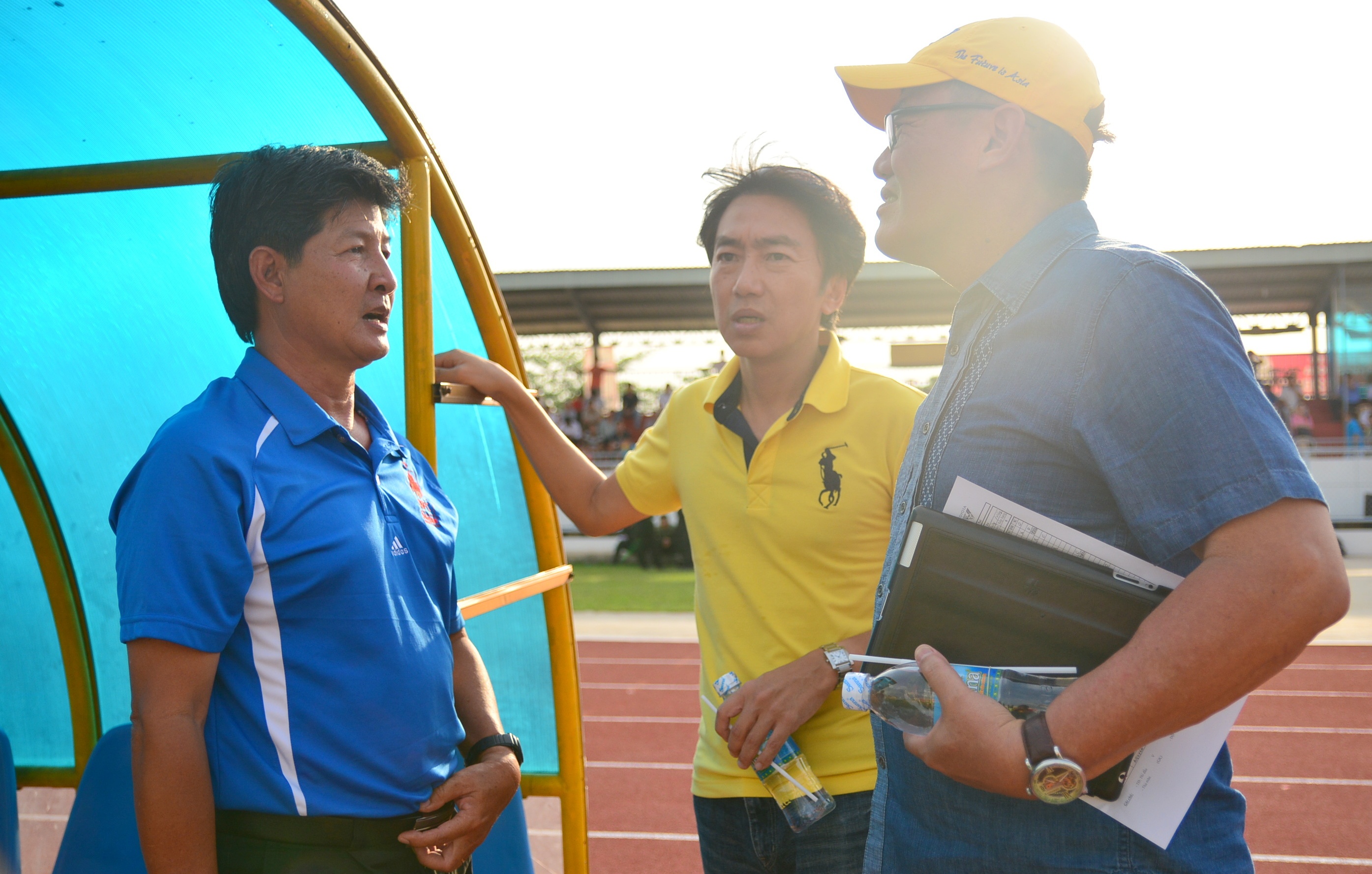 HLV Miura hỏi thăm giám đốc kỹ thuật Huỳnh Ngọc San về các tuyển thủ U23 Việt Nam của đội ĐTLA.