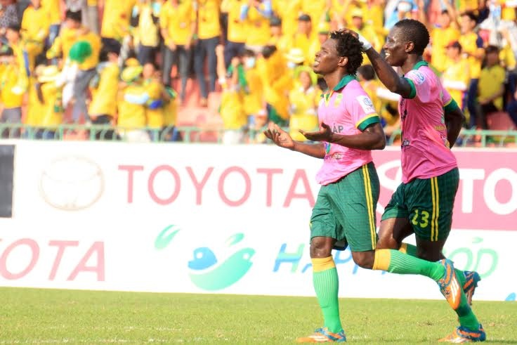 Tan binh V.League nhan chim doi bong cua bau Hien hinh anh