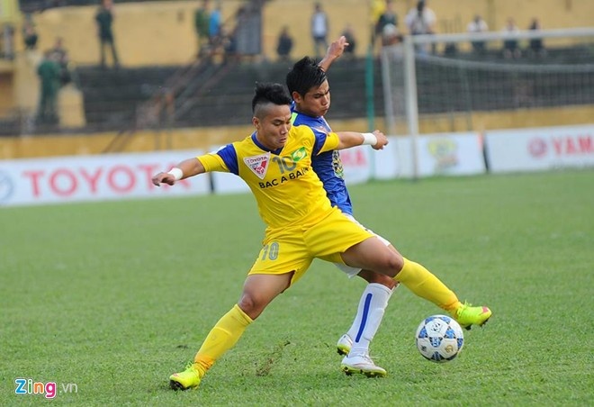Trần Phi Sơn ghi một bàn thắng giúp SLNA đánh bại HAGL 2-0 tại vòng 9 V.League.