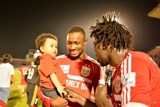 Suleiman ăn mừng chức vô địch V.League 2014 cùng con trai trong màu áo B.Bình Dương.