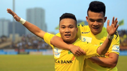 SLNA lap hat-trick giai thuong thang 4 hinh anh