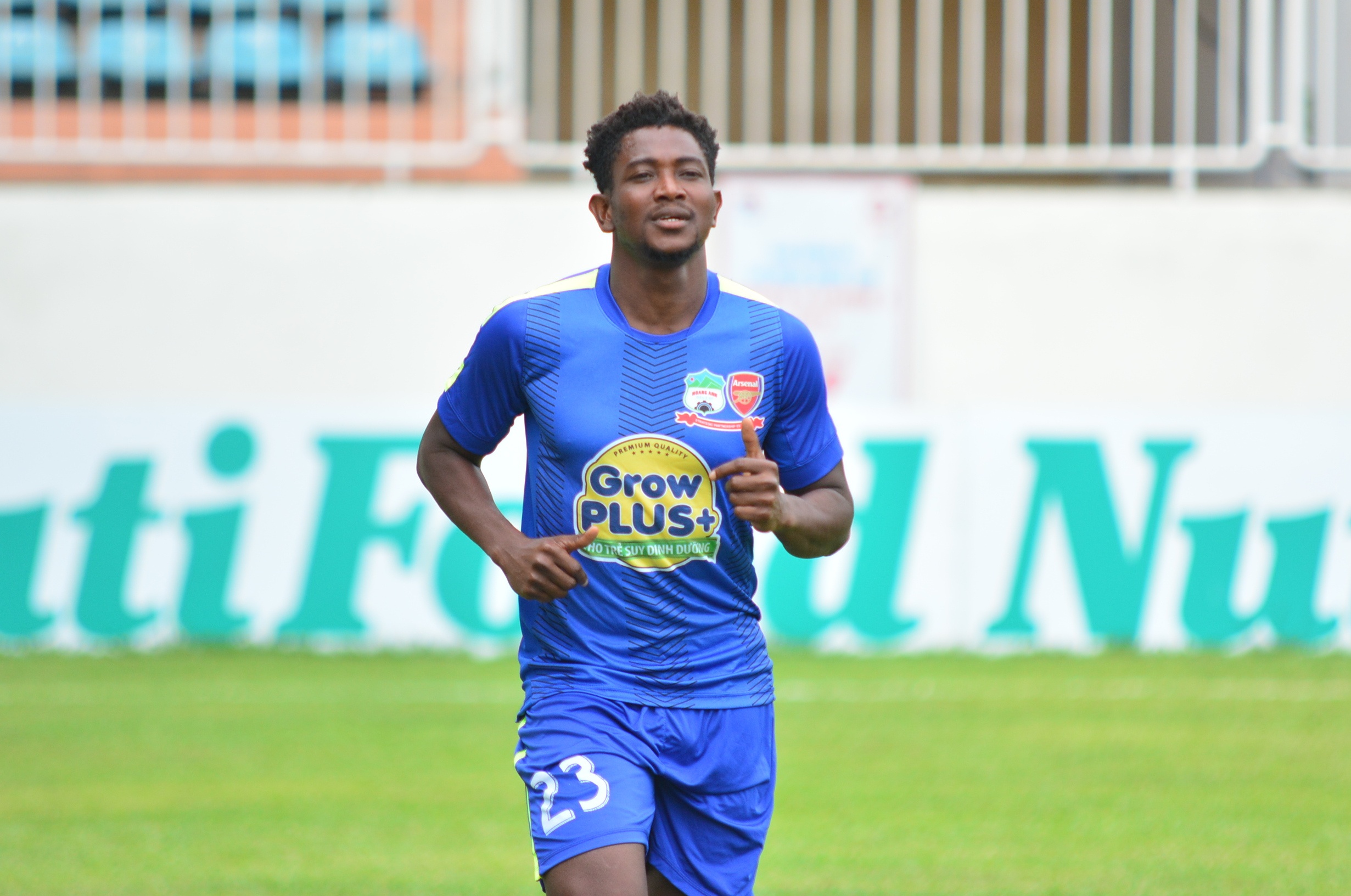 Dong doi cu cua Yaya Toure da cap Cong Phuong hinh anh