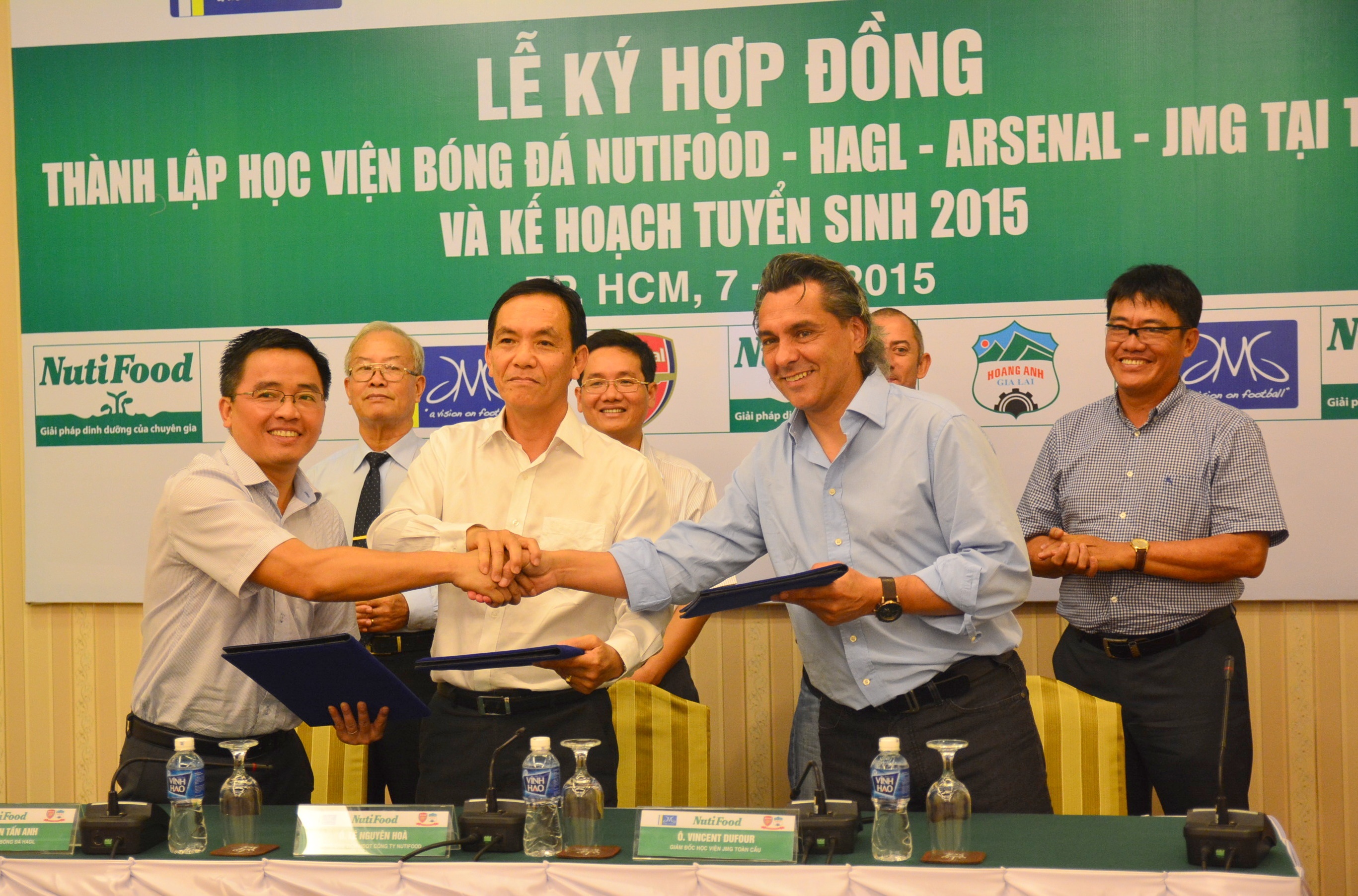 Dong doi cu cua Zidane lam HLV hoc vien JMG o TP HCM hinh anh