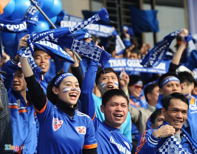 Sân Cẩm Phả luôn có bầu không khí rất sôi động nhờ sự cổ vũ nhiệt tình của đông đảo khán giả. Ảnh: Tùng Lê.