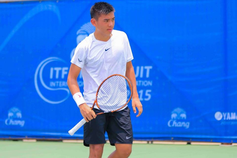 Ly Hoang Nam dung buoc tren san dat nen hinh anh