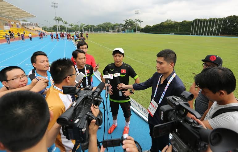HLV Miura trả lời truyền thông trong buổi tập chiều 26/5 của U23 Việt Nam. Ảnh: Tùng Lê.