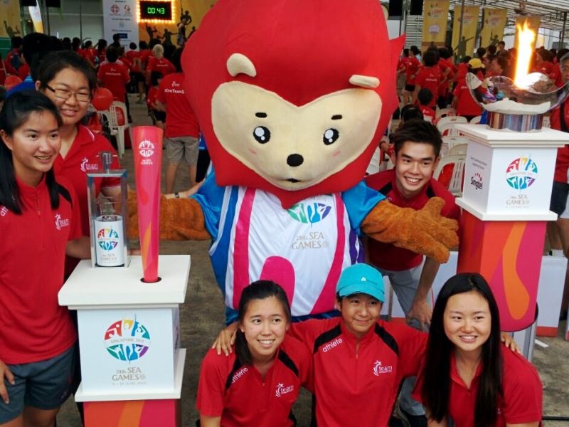 Linh vật của SEA Games 28 cùng các tình nguyện viên. Ảnh: Website SEA Games 2015.