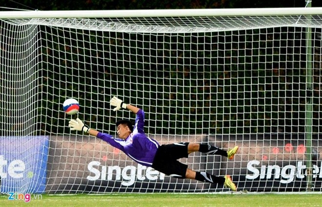 Phạm Văn Tiến bị đau dai dẳng ở cổ nên phải bay ra Hà Nội để kiểm tra chấn thương.