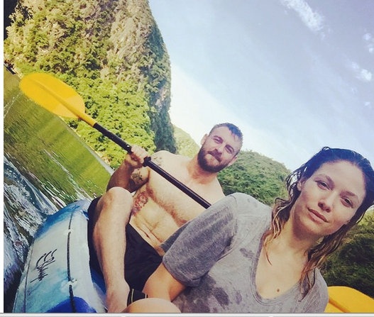 Hình ảnh của De Rossi và bạn gái khi chèo thuyền trên vịnh Hạ Long.