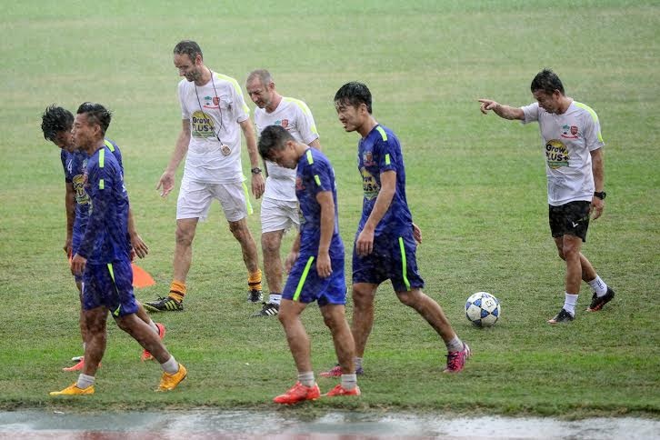 Cau thu HAGL doi mua dong chuan bi gap Ha Noi T&T hinh anh