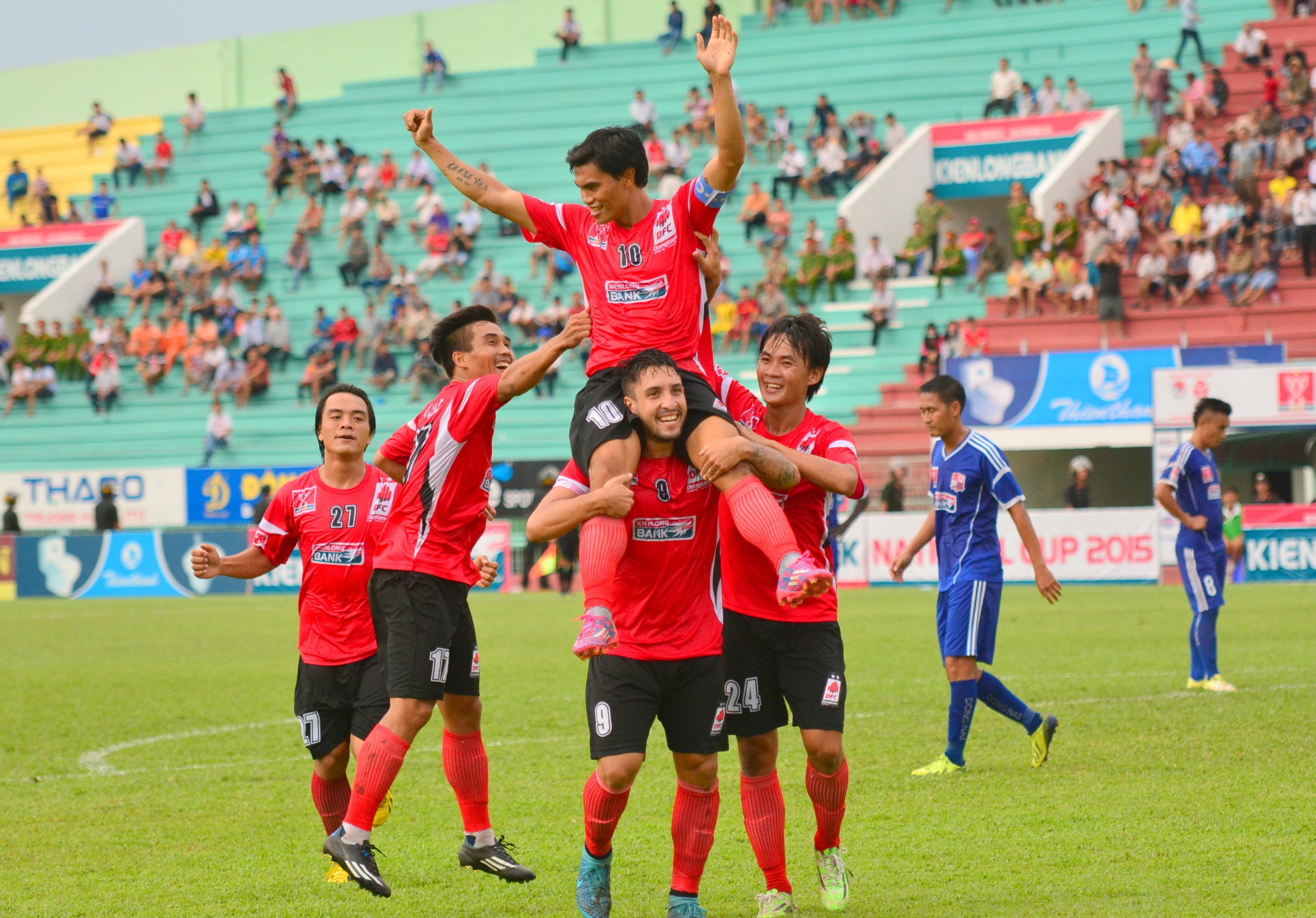 Tai Em lap hat-trick dua DTLA vao ban ket Cup quoc gia hinh anh