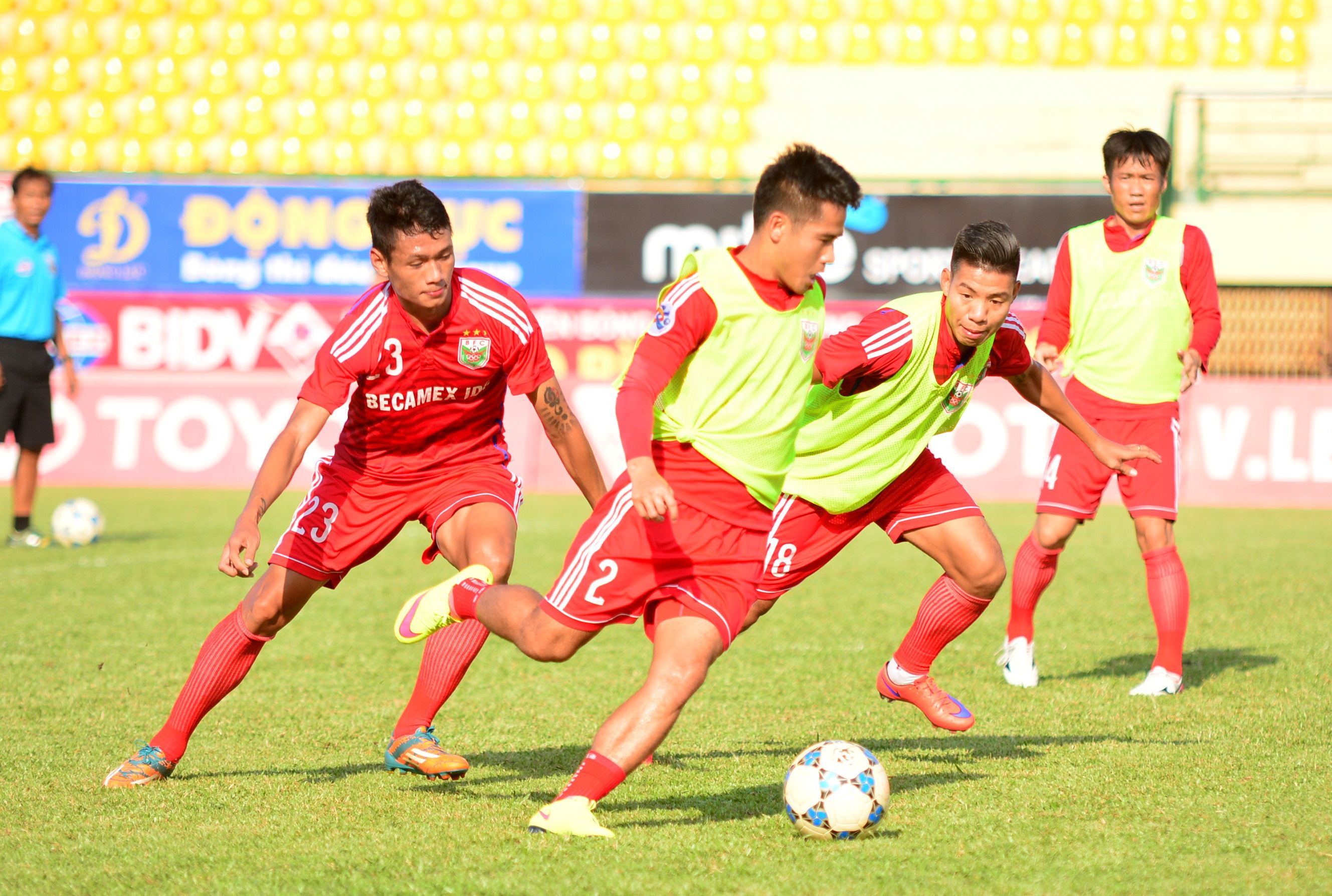 Dan sao B.Binh Duong khong chu quan truoc HAGL hinh anh