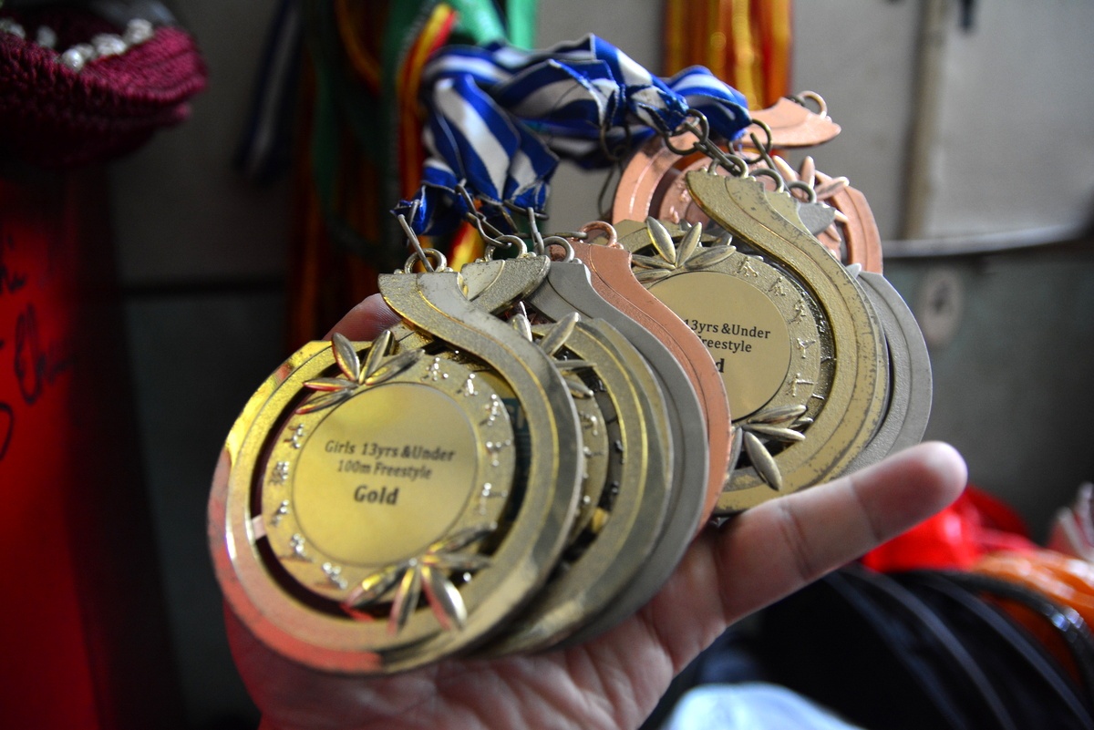 Những tấm huy chương Phương Trâm giành được được treo ở một góc nhà. Do kinh tế gia đình vẫn gặp khó khăn nên bố mẹ cô chưa thể làm riêng một tủ kính, trưng bày thành tích của con gái.