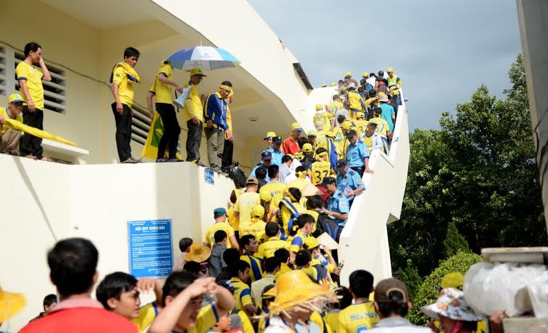 CĐV SLNA đổ dồn về khán đài D trước khi trận đấu diễn ra 2h.