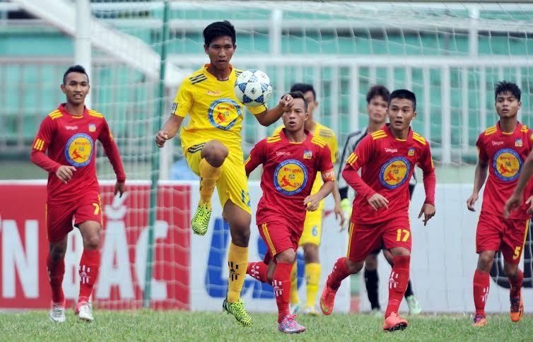 U17 Quảng Ngãi vượt qua U17 Đồng Tháp (áo vàng) và cầm chân U17 Viettel ở vòng bảng.