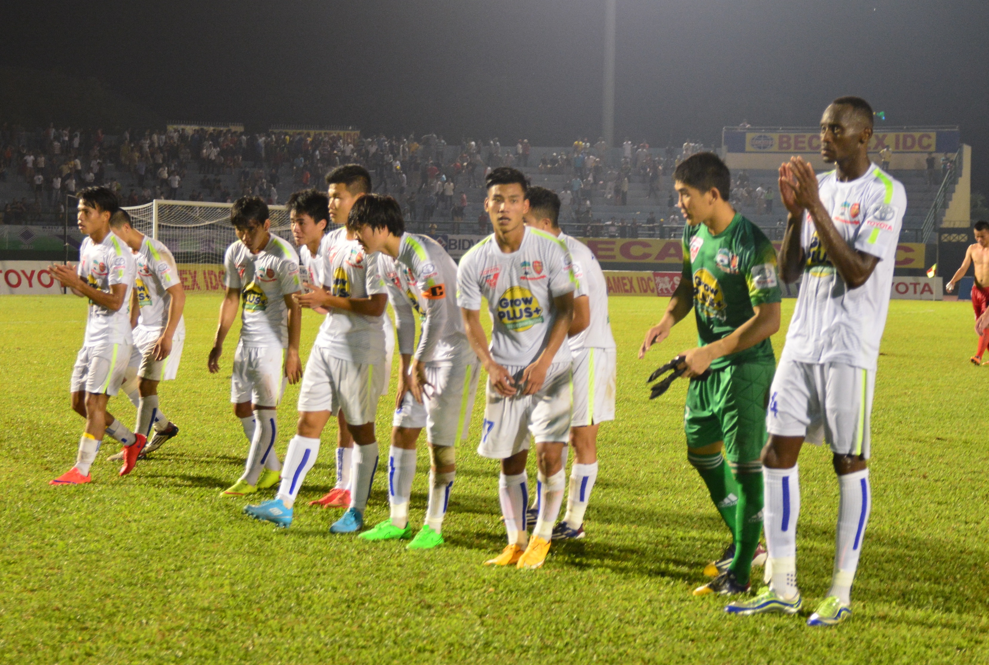 Trung vệ Franklin (ngoài cùng bên phải) khiến HAGL gặp thêm khó khăn vì tấm thẻ đỏ của mình. 