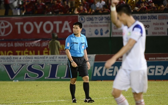 Bao quoc te viet ve van nan trong tai o V.League hinh anh