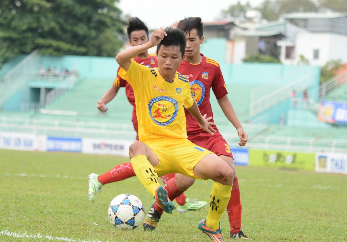 U17 PVF (áo vàng) chơi tốt hơn ở trận chung kết nhưng không thể ghi bàn trong 90 phút thi đấu chính thức.