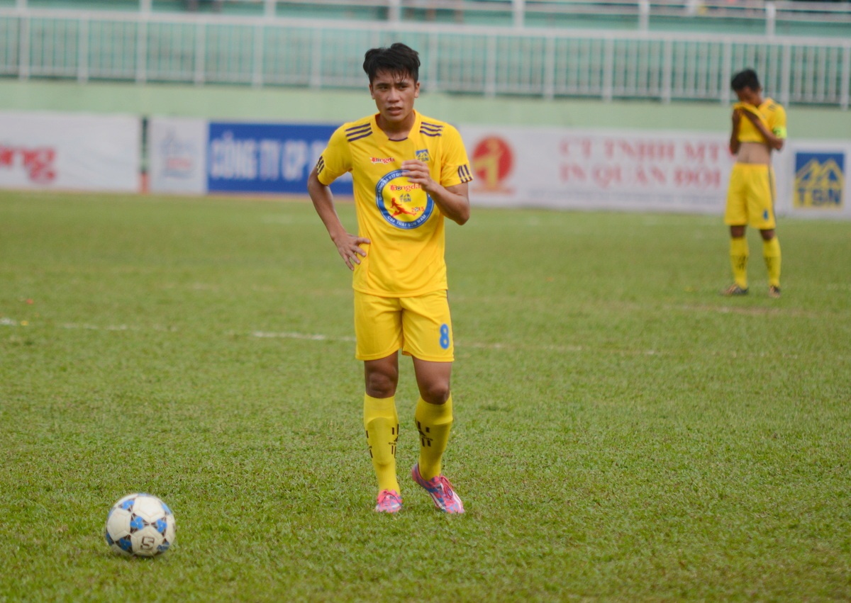 Tiến Dụng có thể hình lý tưởng dù mới 17 tuổi. Anh có khả năng tranh chấp mạnh mẽ, chuyền bóng sắc sảo.