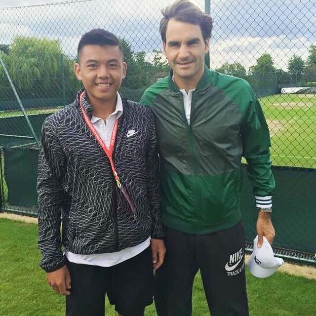 Lý Hoàng Nam chụp ảnh cùng huyền thoại người Thụy Sỹ Roger Federer. Anh rất chăm chú xem tay vợt từng giành 17 Grand Slam này thi đấu.