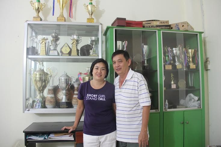 Họ dành riêng một góc trang trọng ở phòng khách để lưu giữ những chiến tích của con trai.