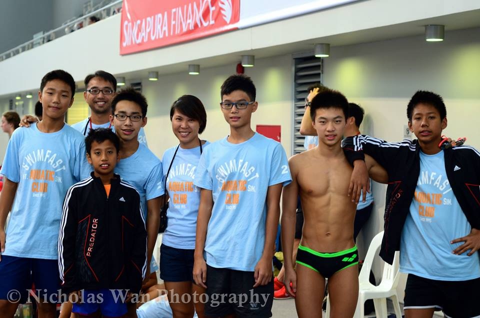 Phạm Thúy Vi cùng các học trò của CLB bơi Swimfast. Ảnh: Nicholas Wan.