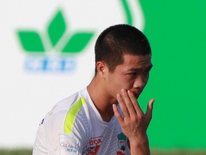 Cong Phuong dinh chan thuong, lo tran gap B.Binh Duong hinh anh