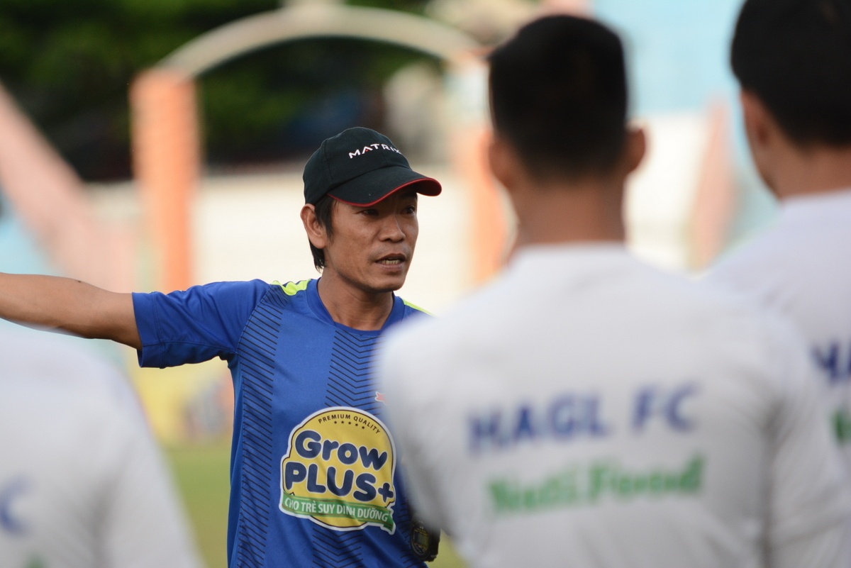 Trợ lý Trịnh Duy Quang thay HLV Graechen trực tiếp chỉ đạo buổi tập của HAGL chiều 22/7.