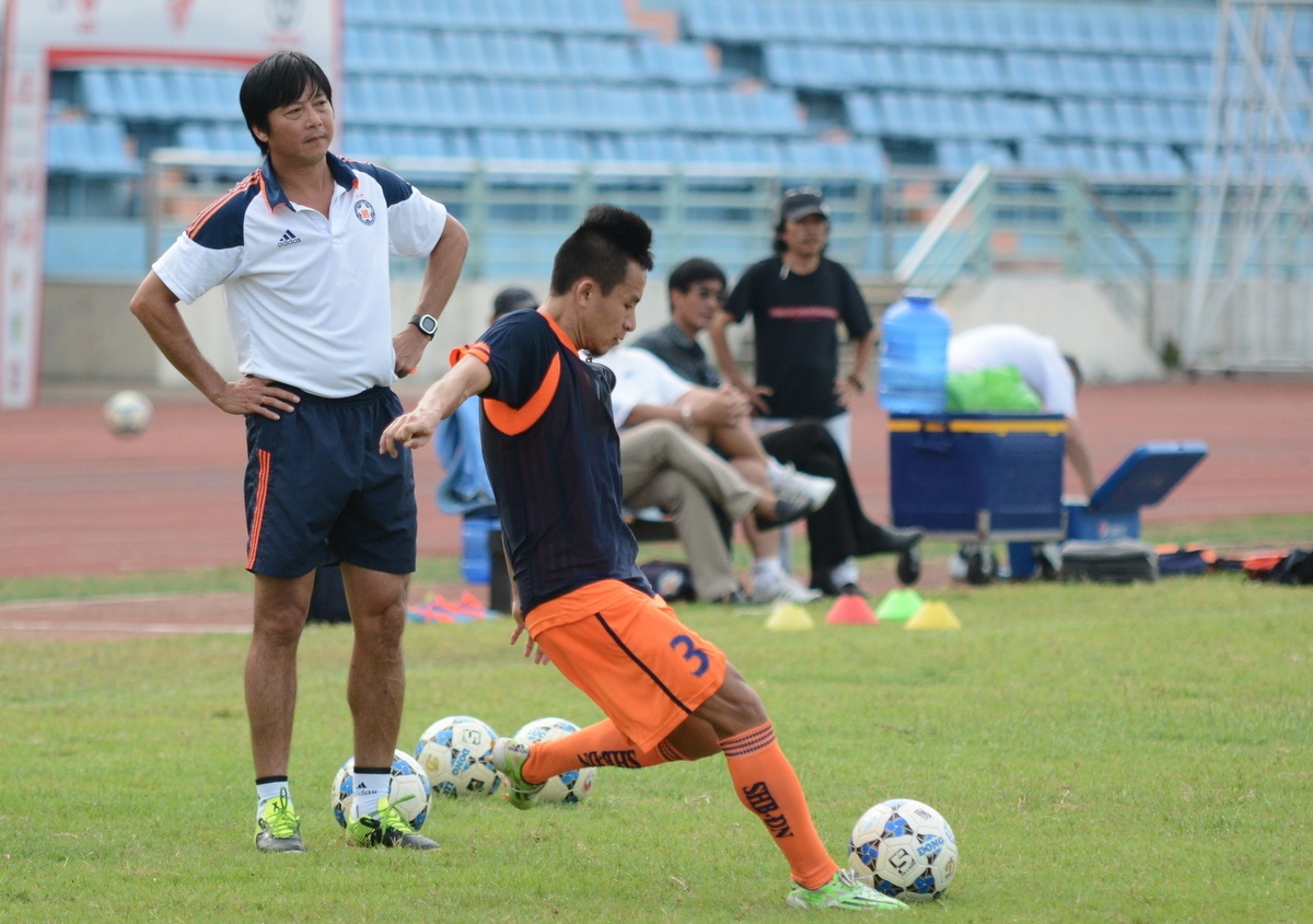 HLV Lê Huỳnh Đức trực tiếp uốn nắn các động tác, cách thực hiện những tình huống cố định cho Võ Huy Toàn trong buổi tập chiều 22/7.