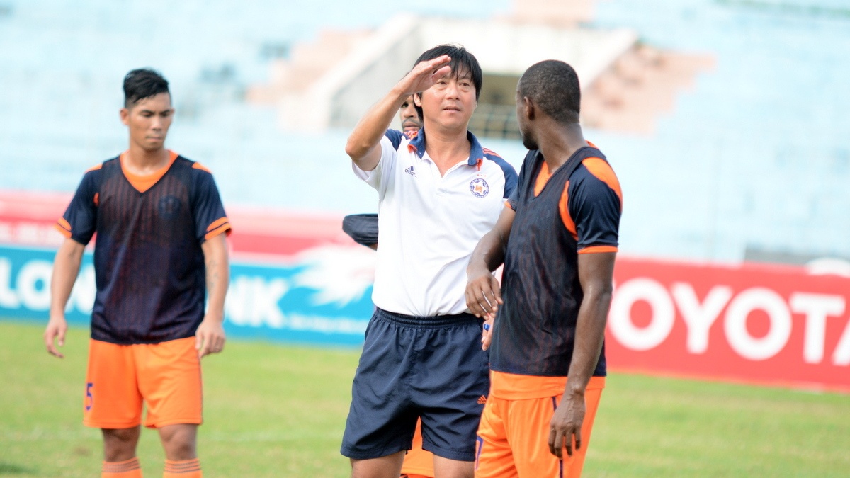 Ông cũng dành nhiều thời gian để hướng dẫn các tiền đạo cách di chuyển đón những đường tạt bóng hay phất bóng dài từ tuyến dưới lên cho tiền đạo Fraser, cầu thủ đã ghi 3 bàn cho SHB.Đà Nẵng.