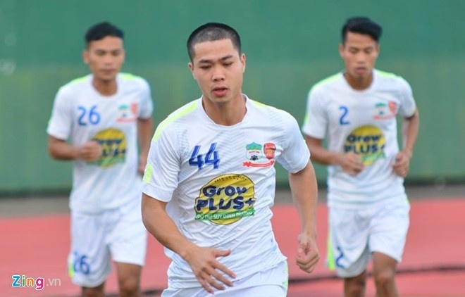 Công Phượng mua một đôi giày mới để thi đấu trong trận gặp SHB.Đà Nẵng nhưng nhiều khả năng anh chỉ vào sân từ hiệp 2.